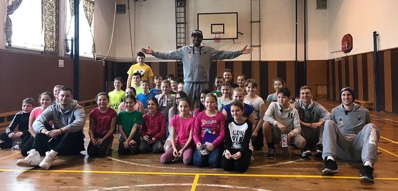 Naši basketbalisti absolvujú telesné výchovy s prievidzskými žiakmi   